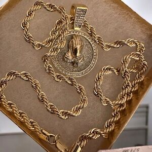 Men’s Gold Praying Hands Pendant Necklace